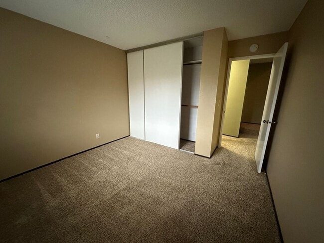 Building Photo - Three bedroom Clearview Circle Condo!