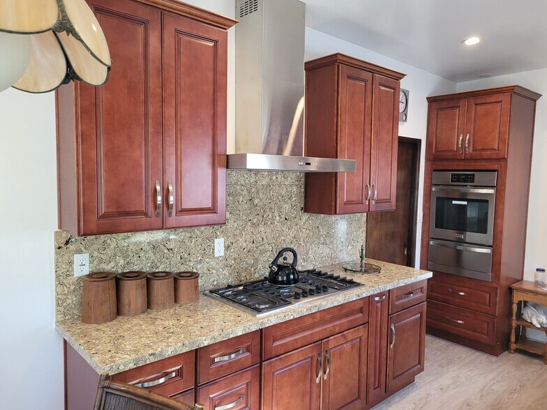 Building Photo - 10528 Ayres Ave