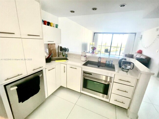Building Photo - 3475 N Country Club Dr