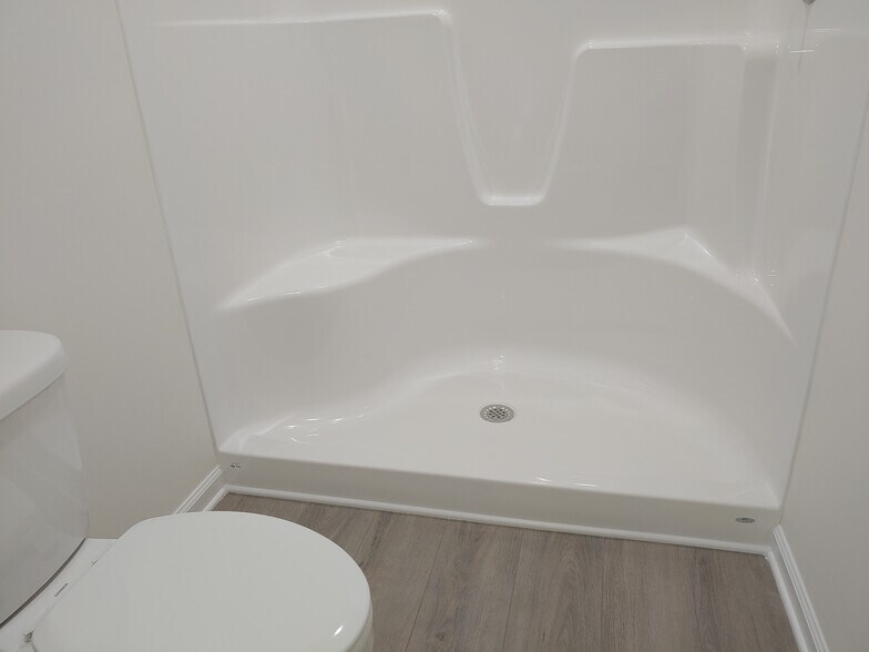 Walk in shower - 6138 Warren Newcomb Dr