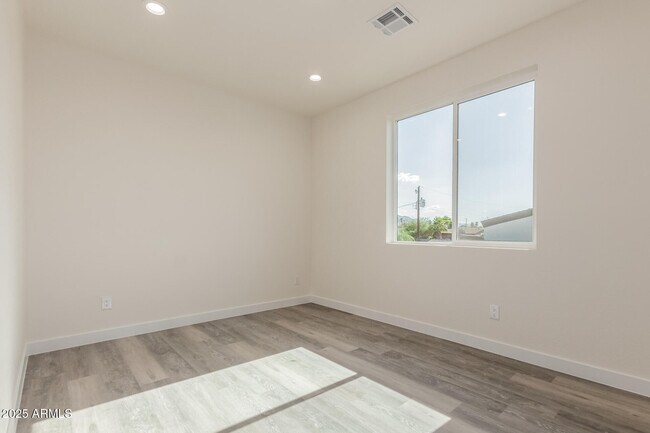 Building Photo - 957 E Desert Dr