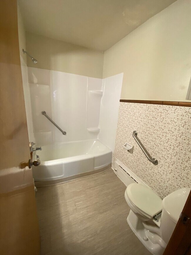 Building Photo - Cozy Home with Double Stall Garage