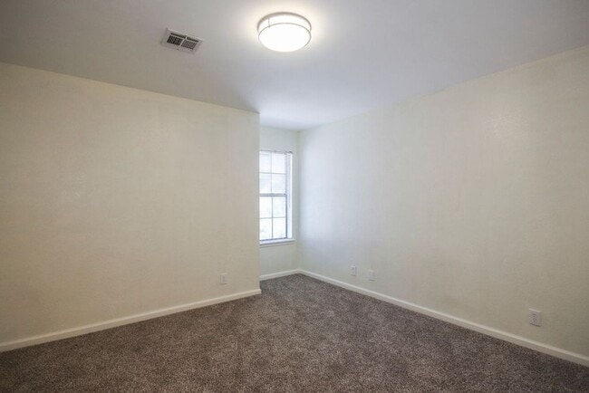 Building Photo - 2 Bed / 1 Bath Condo South Tulsa - Availab...