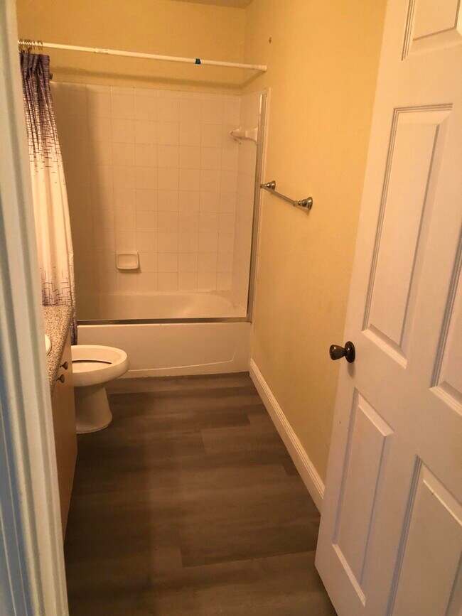 Building Photo - 330 Crestwood Cir