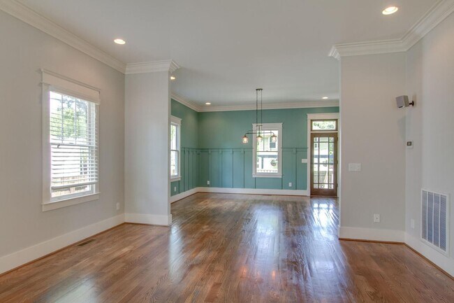 Building Photo - Stunning 4 Bedroom / Amazing Location / Fenced in Backyard / Beautiful Covered Front Porch