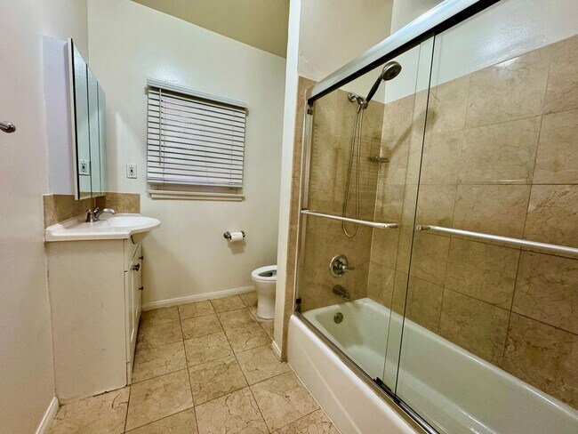 Building Photo - Sun-Filled 1-bed 1-bath First Floor short ...