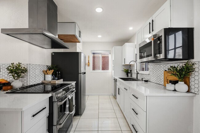 Building Photo - Available NOW! 3 Bedroom 2 Bath Beautiful Home in Sunny Side!