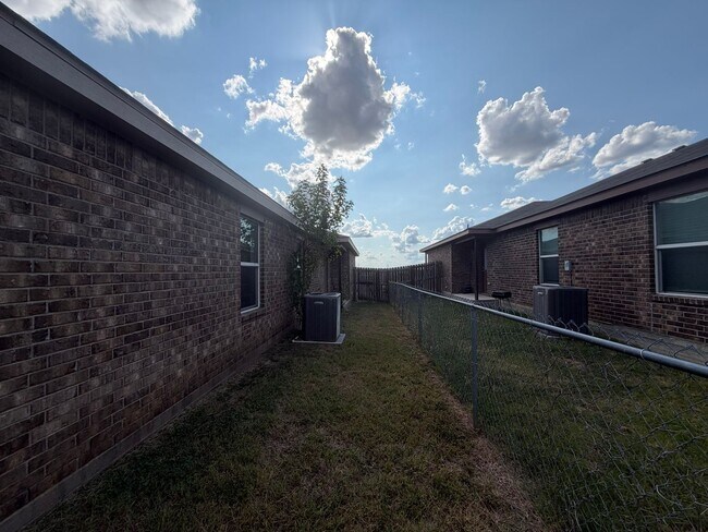 Building Photo - 403 Olaf Dr