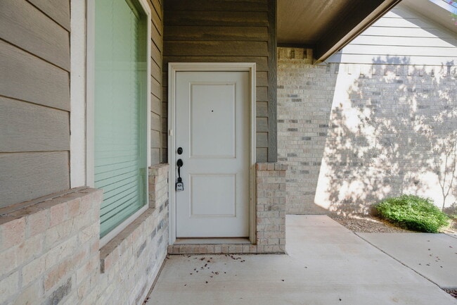 Building Photo - Perfect 2 Bedroom, 2 Bath!