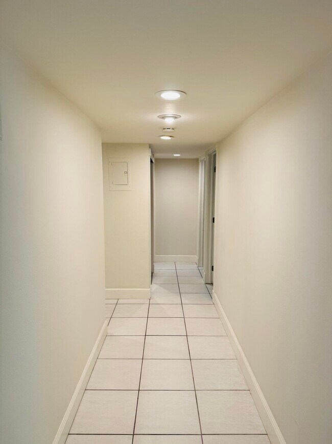 Building Photo - 1527 S Flagler Dr