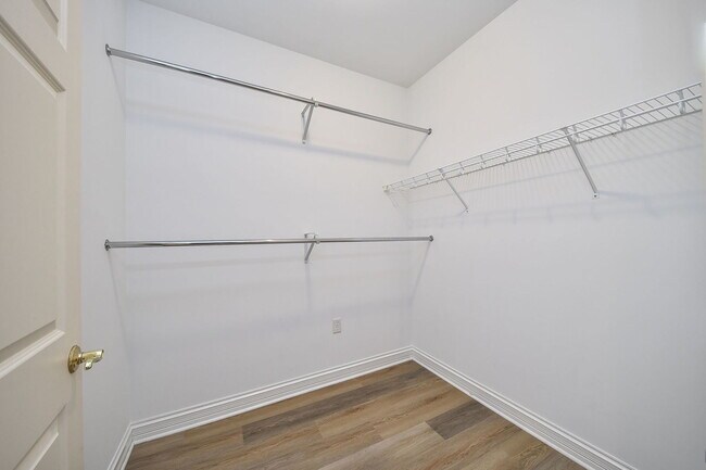 Building Photo - 325 Delnor Glen Dr