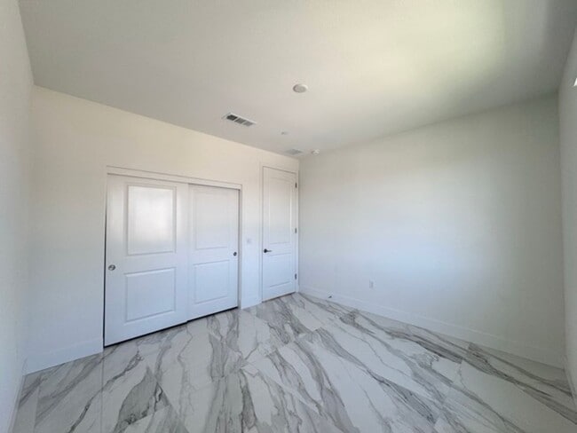 Building Photo - Spacious 5BD/3BA Home with Loft, Solar & B...