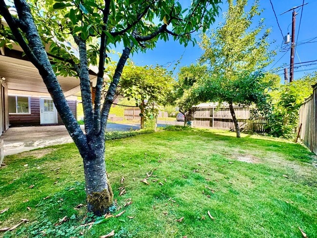 Building Photo - Mid-Century Gem near Meadowbrook Park!