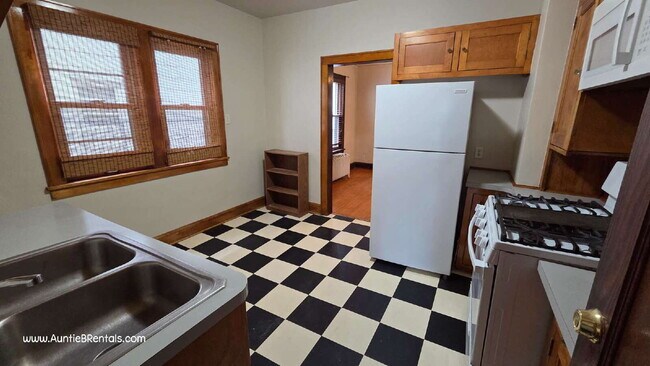 Building Photo - 2 bedroom 1 bath main level with office and porch.