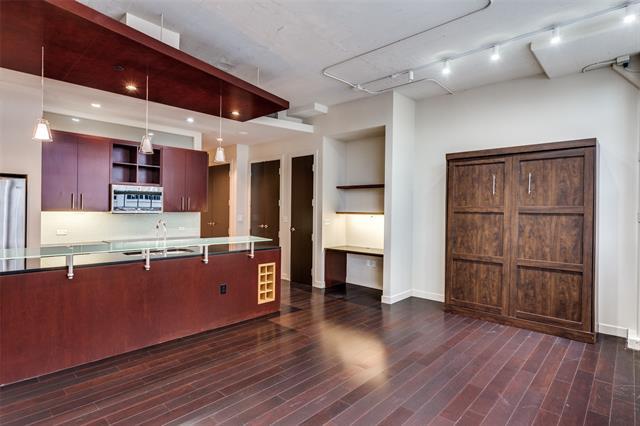 Building Photo - 2600 W 7th St