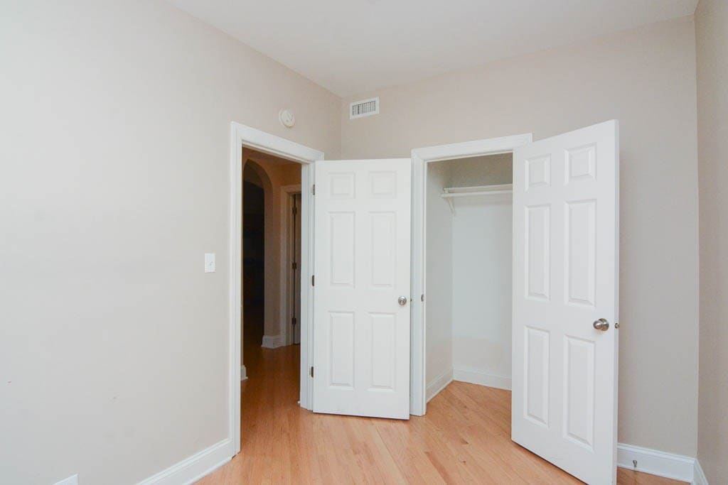 Building Photo - 899 Green Bay Rd