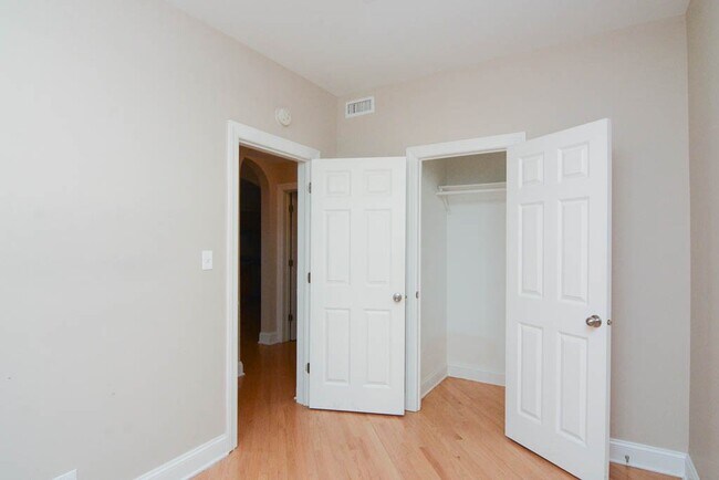 Building Photo - 899 Green Bay Rd