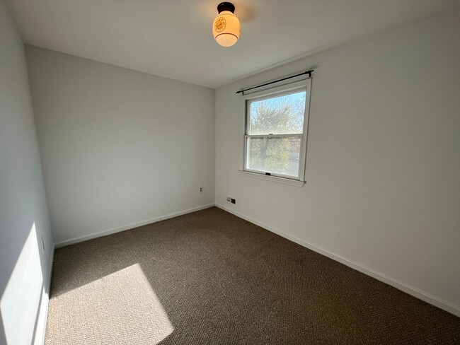 Building Photo - Stunning 4 BR/2.5 BA Single-Family Home in...