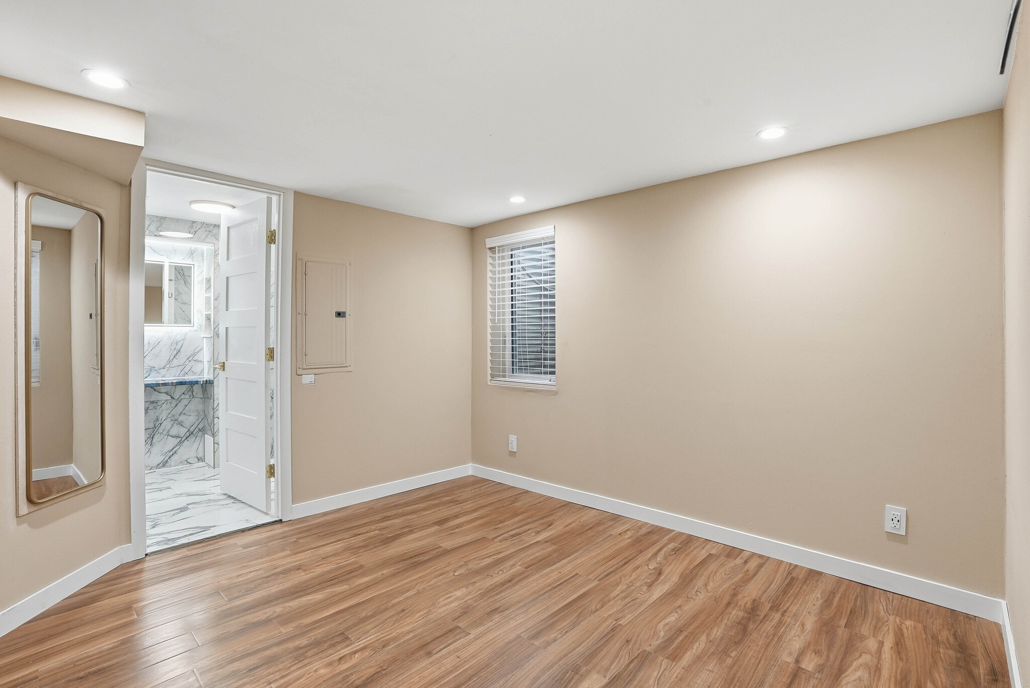 Building Photo - 729 W Augusta Ave