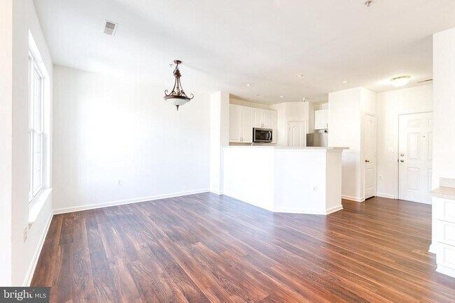 Building Photo - 400 Symphony Cir