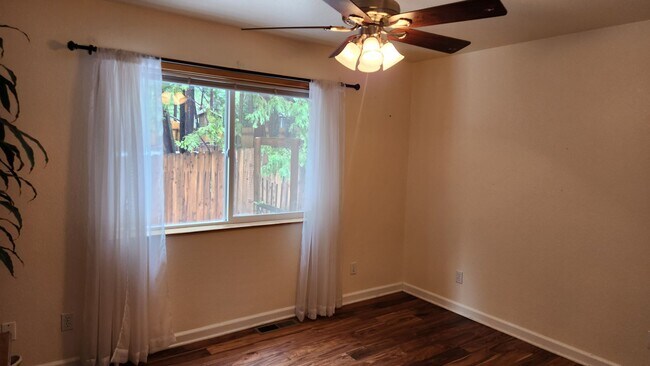 Building Photo - Large Home Close to Town In The Trees