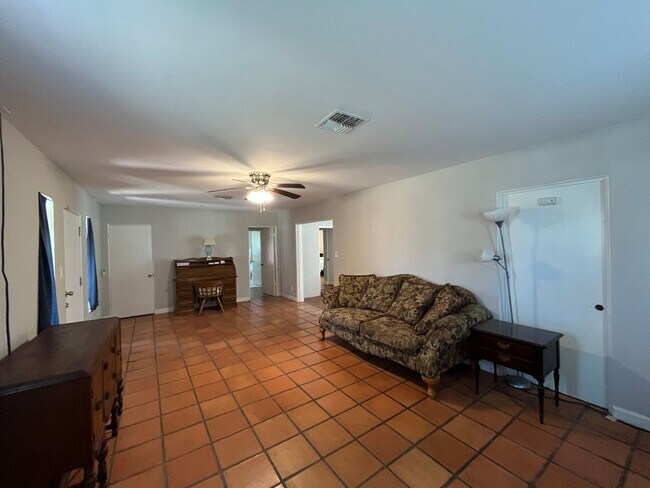 Building Photo - HOUSE AND BACK APARTMENT ON LARGE LOT!!