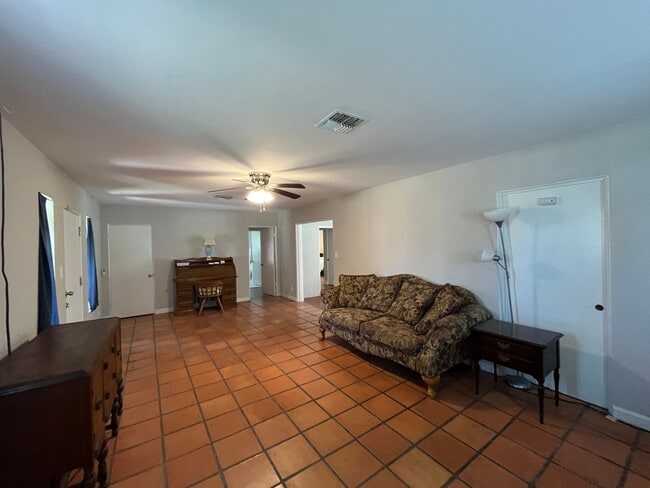 Building Photo - House with Back Apartment in Alameda Estat...