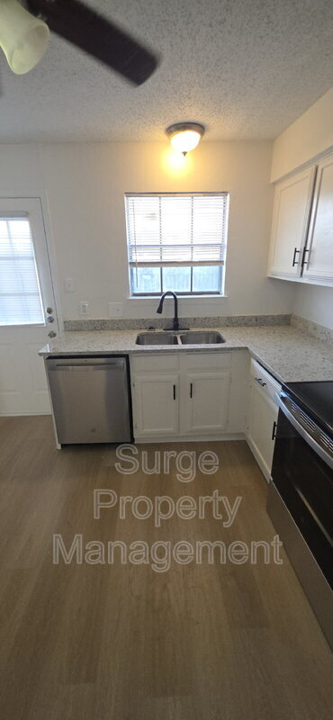 Building Photo - 235 Vista Way