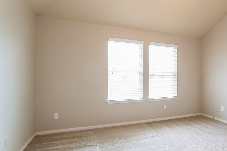 Building Photo - 23630 Maple View Dr