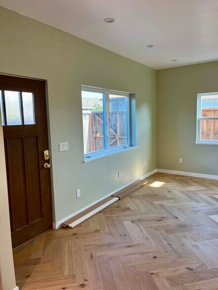 Building Photo - 550 Palm Ave