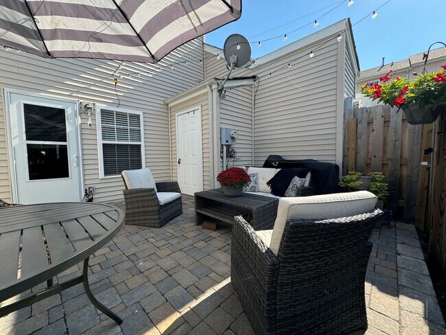 Building Photo - Renovated 2 Bed, 1.5 Bath Townhome w/ Comm...