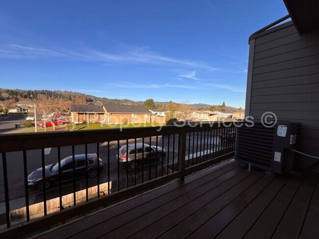 Building Photo - Woodland Townhome Just Minutes from i5