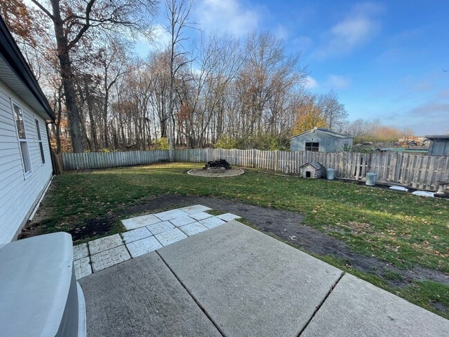 Building Photo - 3 Bedroom House W/ Updates!