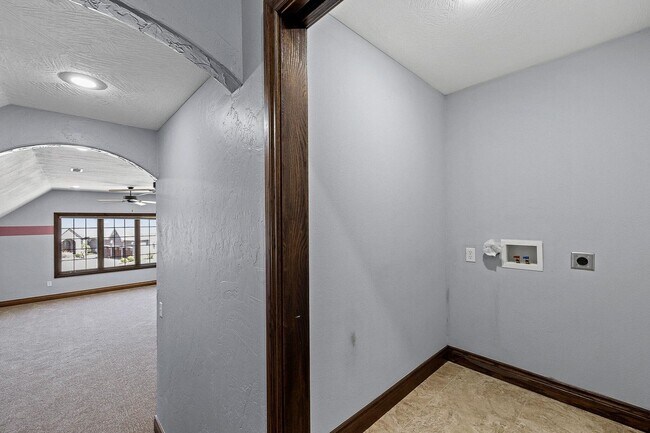 Building Photo - 5 Bedroom Dream Home!