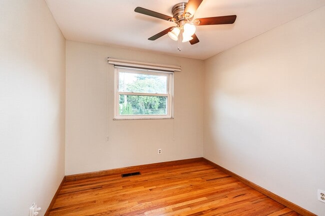 Building Photo - Spacious 4-Bed, 2.5-Bath Split-Level Home