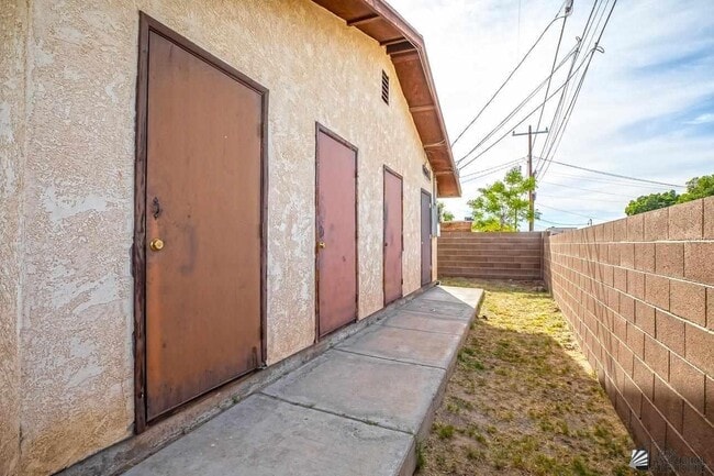 Building Photo - 2114 S Walnut Ave