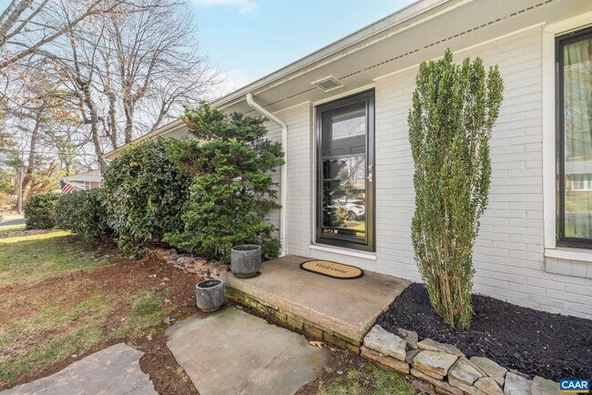 Building Photo - 1302 Lester Dr