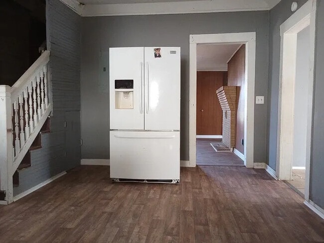 Building Photo - 3 Bedroom 1 Bathroom