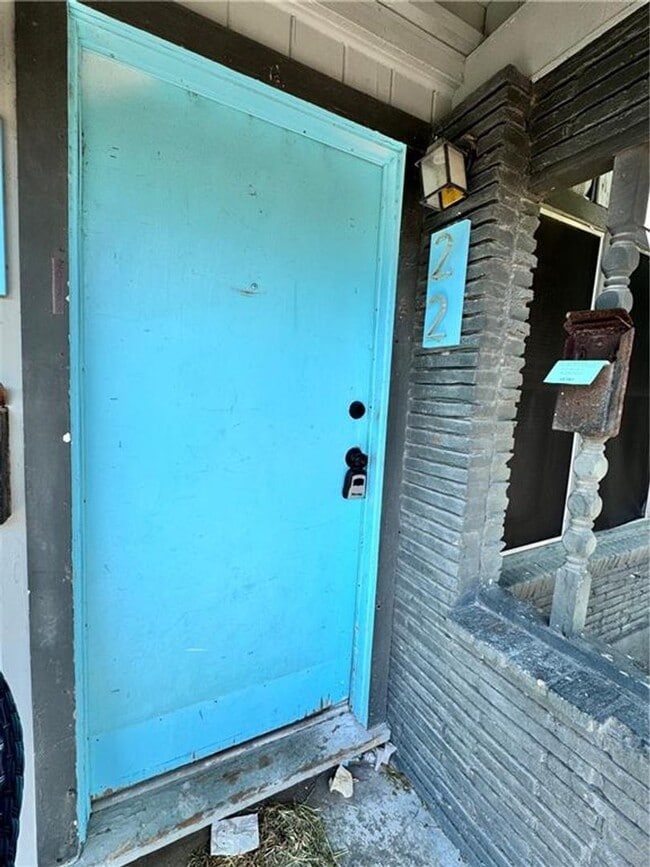 Building Photo - ONE BEDROOM WATER PAID FIRST FLOOR APARTMENT