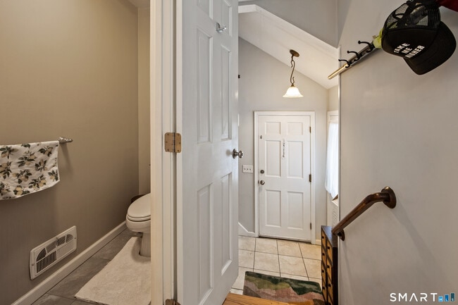 Building Photo - 10 Candlewood Ln