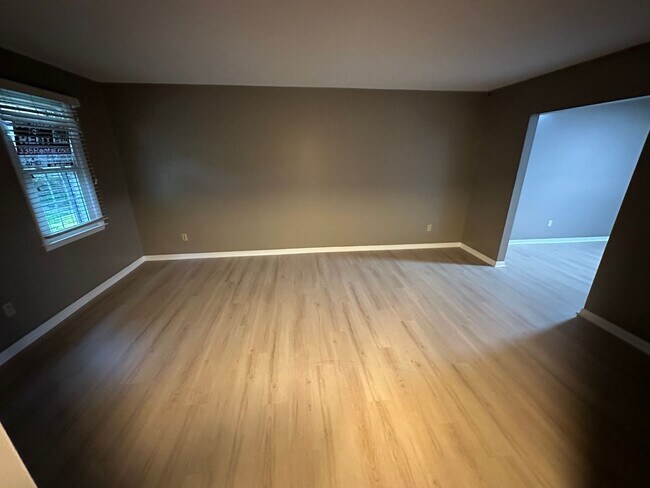 Building Photo - Now available!! – 672 W Front St, Unit C, ...