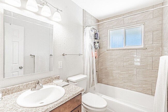 Building Photo - Exceptional 4-Bed, 2-Bath Home in Englewoo...