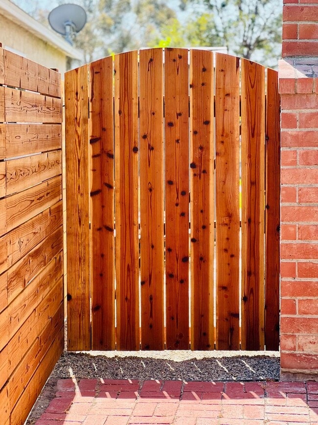 Building Photo - LAKE ACCESS!! Beautiful 4 bedroom 2 bath H...