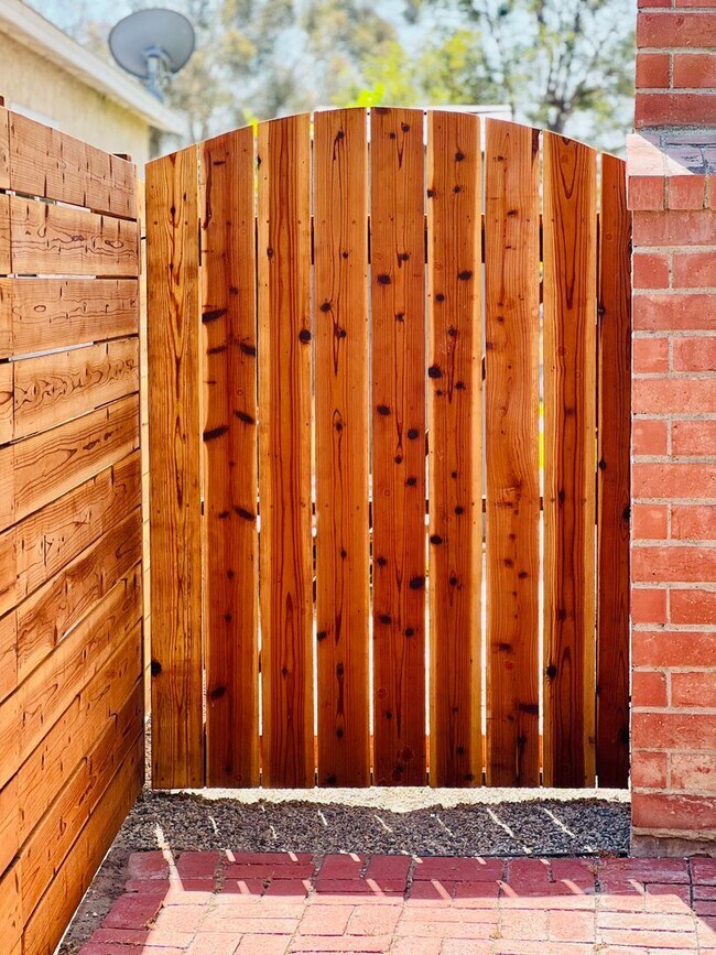 Building Photo - LAKE ACCESS!! Beautiful 4 bedroom 2 bath House, adorable front/back yard