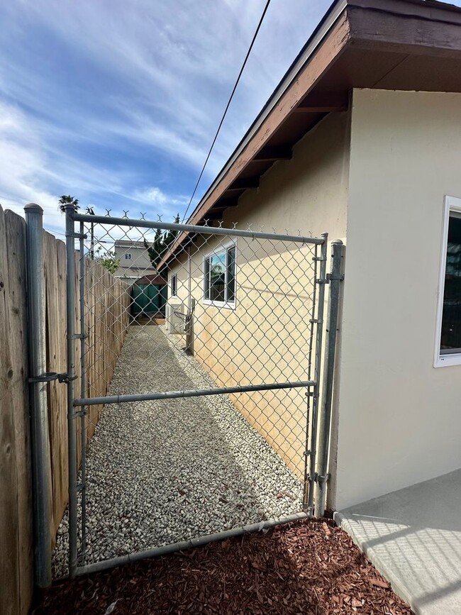 Building Photo - COMING SOON--2 bed/1 bath in IB