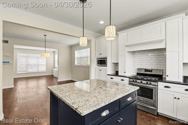 Building Photo - 714 E University Ave