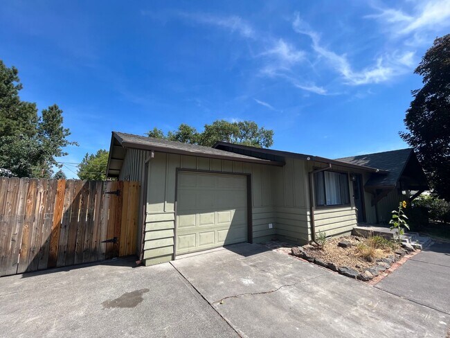 Building Photo - 1302 NE Dempsey Dr