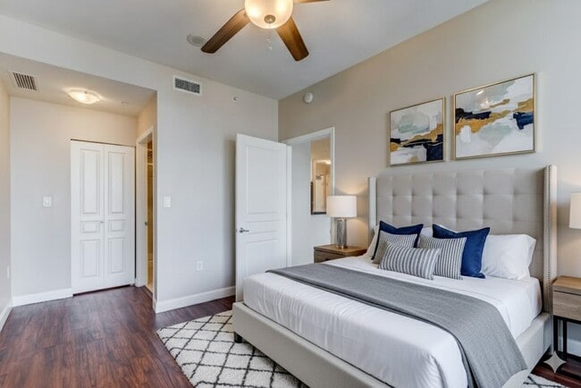 Building Photo - 300 W Beech St