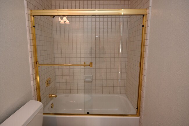 Building Photo - Tranquil / Updated Townhome in Gated in Vi...