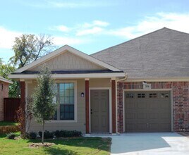 Building Photo - Beautiful 3 Bedroom Duplex Located in Gran...
